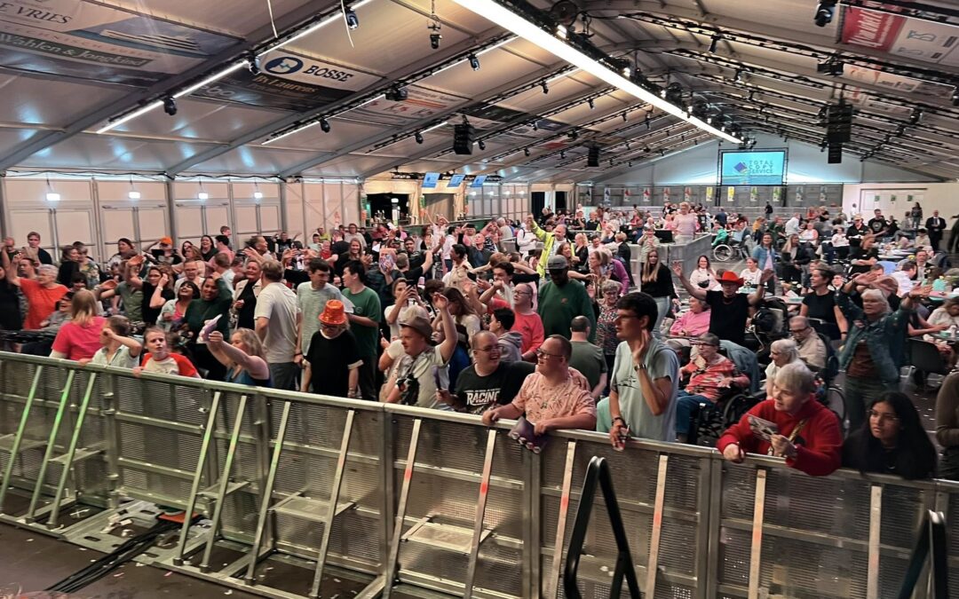 Dag van je Leven 1 Genieten, meezingen en dansen bij Muziekfeest in de feesttent
